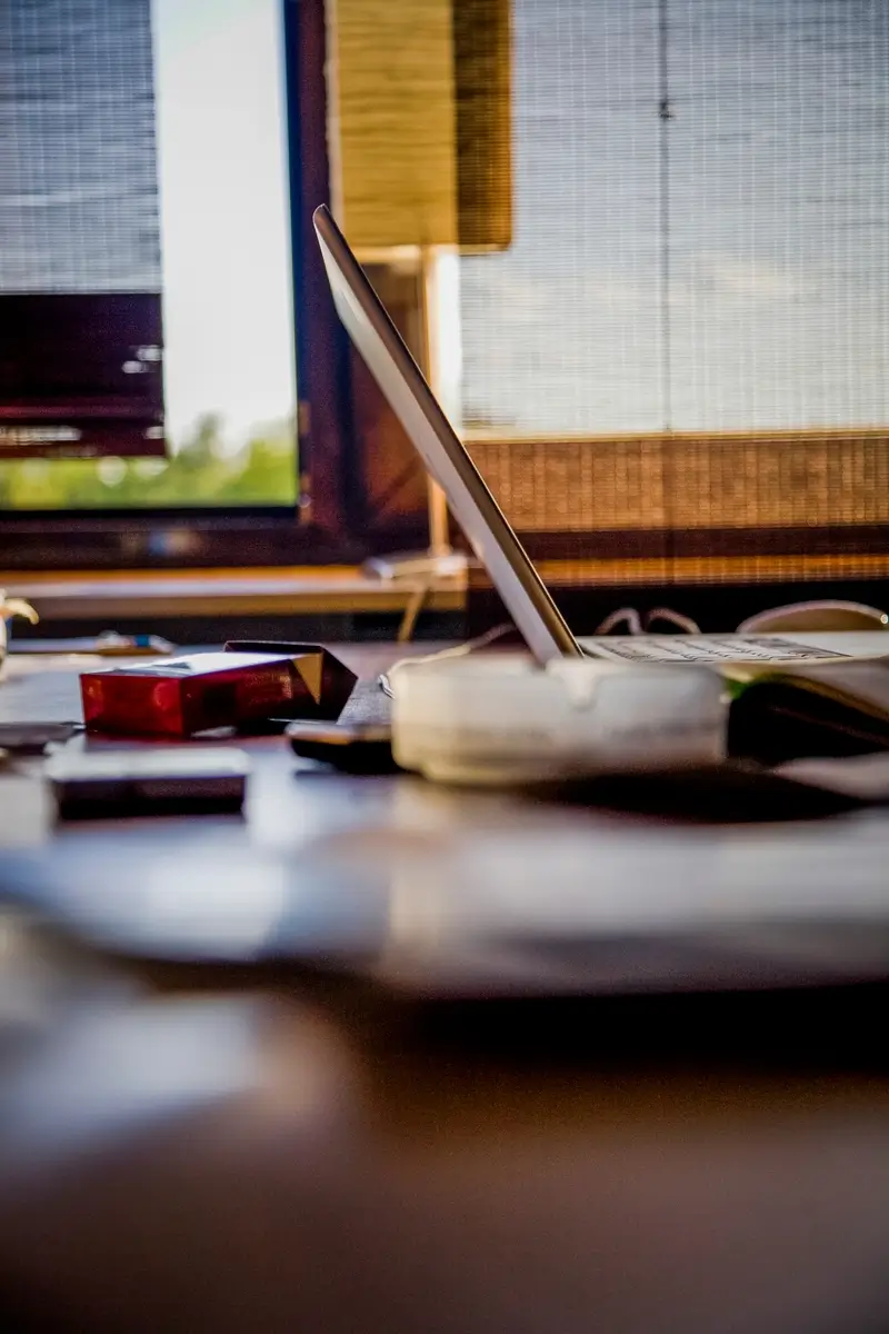messy-office-desk